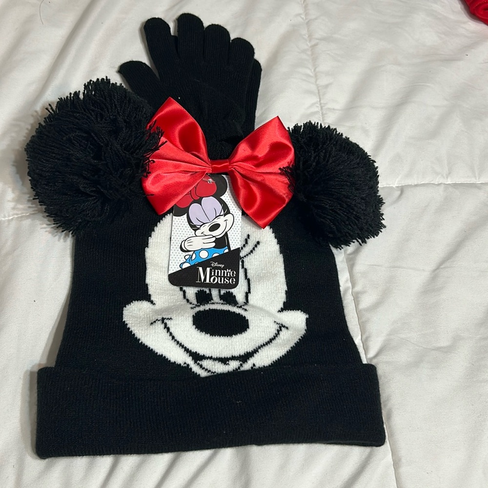 Minnie Mouse beanie and gloves !
